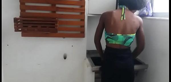  Minha amiga lavando roupa e não aguentei porque o marido dela foi comprar uma cerveja para nós tomar eu comi ela antes dele vir comer gostoso